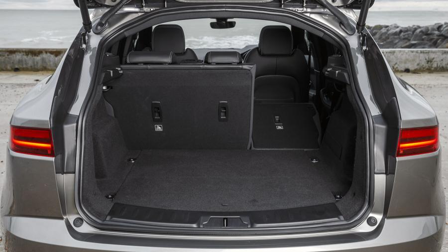 Багажник Jaguar E-Pace R-Dynamic P300 AWD 2017 года  (UK) (фото 12 из 44)